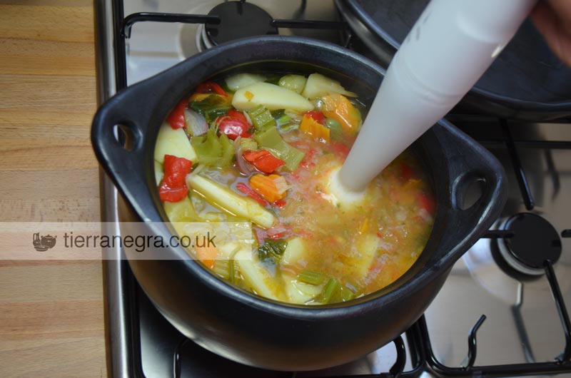 Broad beans and vegetables soup